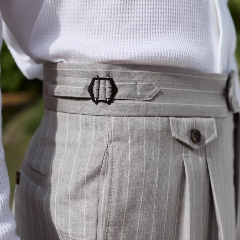 Pantalon à pinces en laine froide gris perle rayé