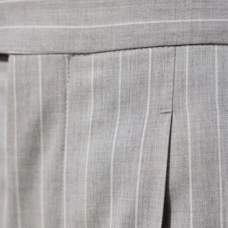 Pantalon à pinces en laine froide gris perle rayé