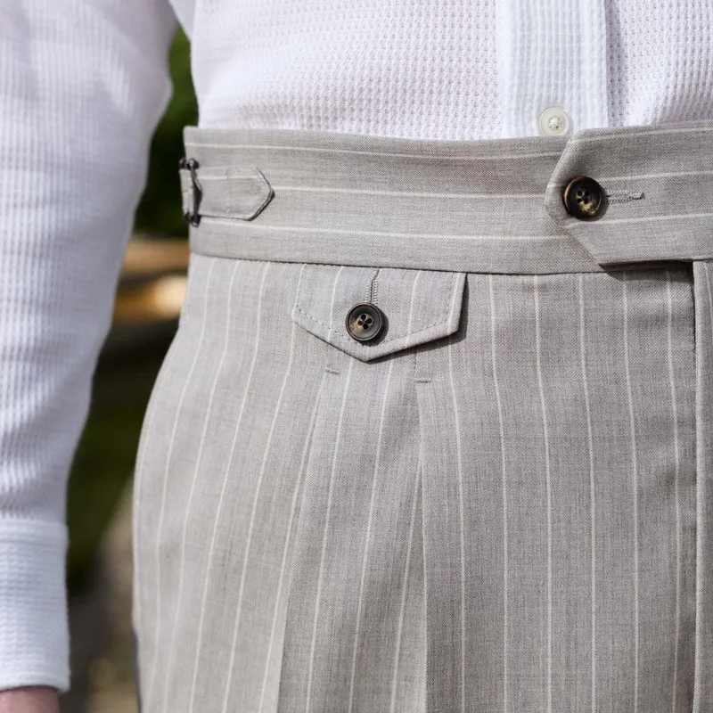 Pantalon à pinces en laine froide gris perle rayé