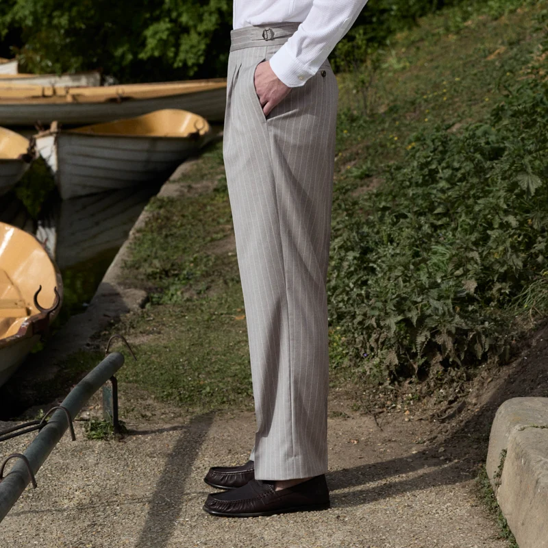 Pantalon à pinces en laine froide gris perle rayé