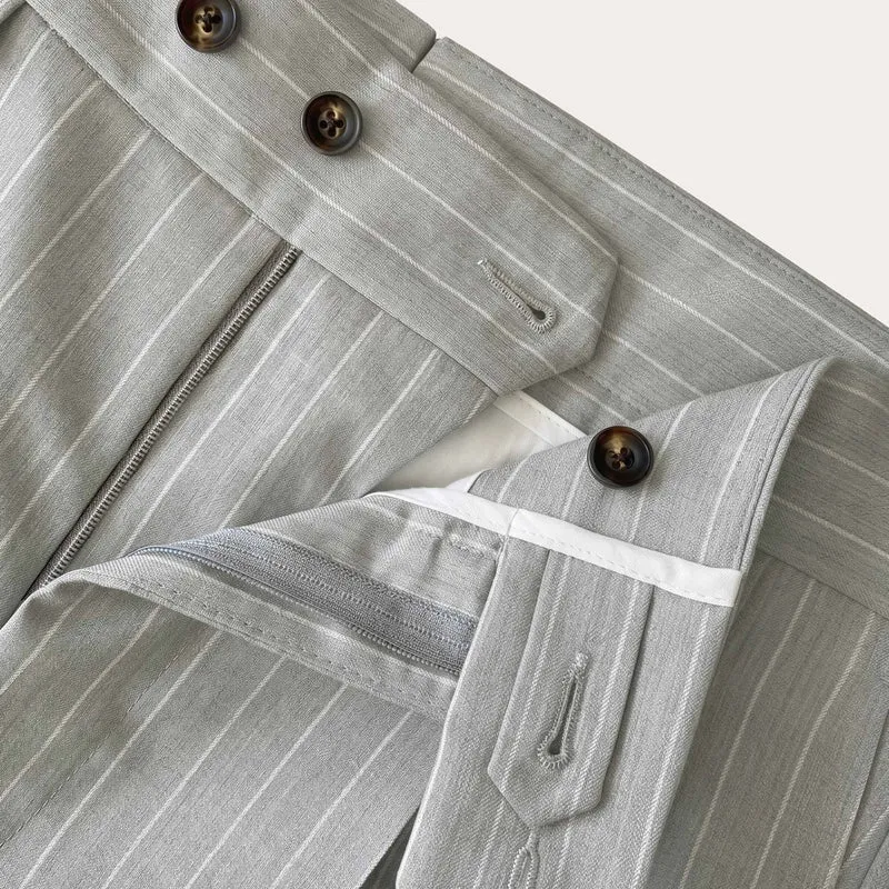 Pantalon à pinces en laine froide gris perle rayé