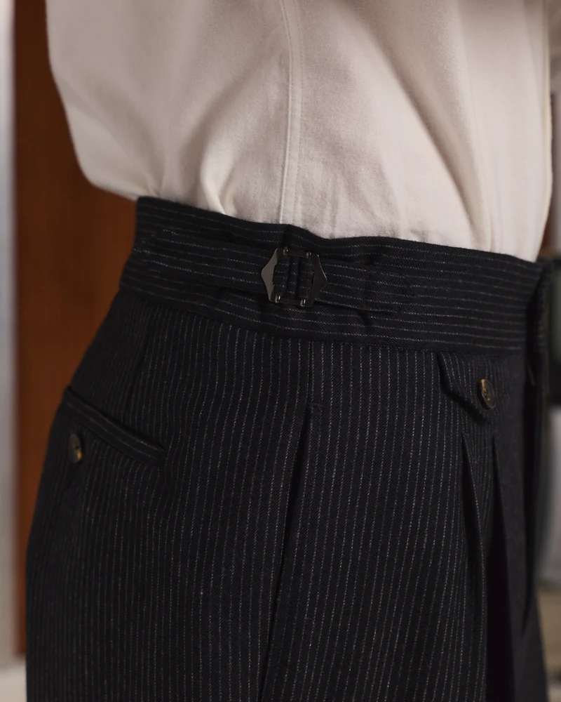 Pantalon à pinces en flanelle de laine marine à rayure