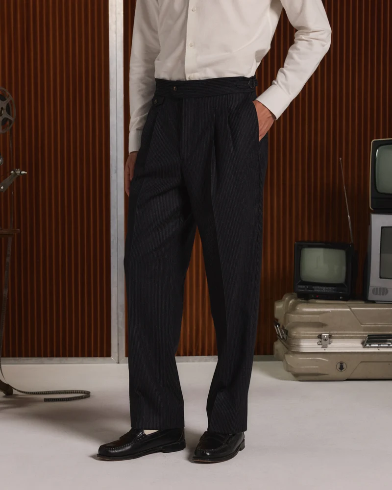 Pantalon à pinces en flanelle de laine marine à rayure