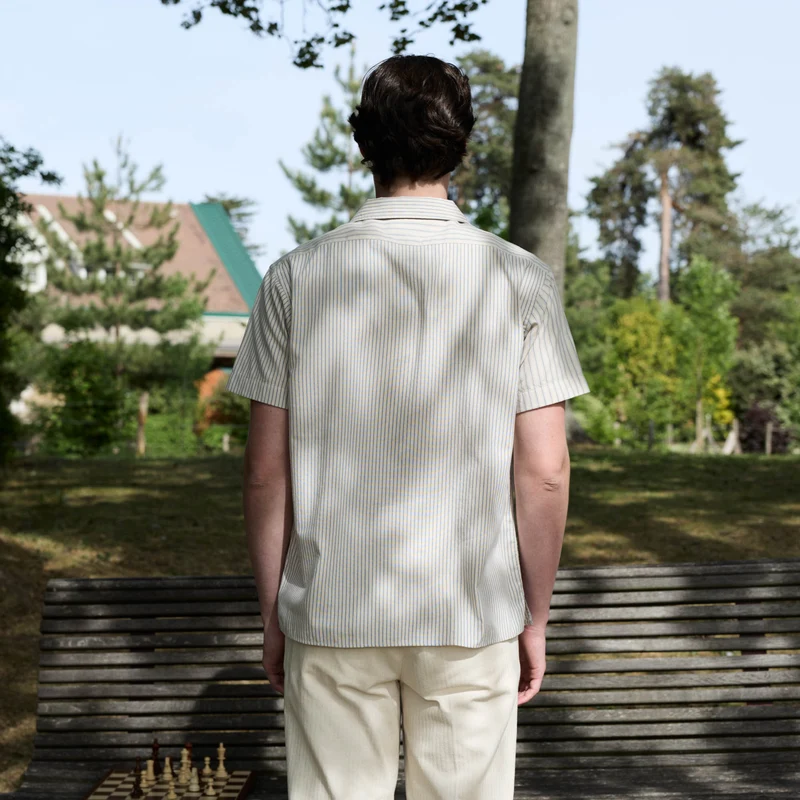 Chemise à manches courtes en coton écru à rayures bleues