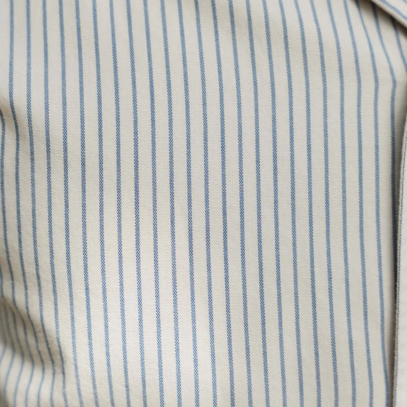 Chemise à manches courtes en coton écru à rayures bleues