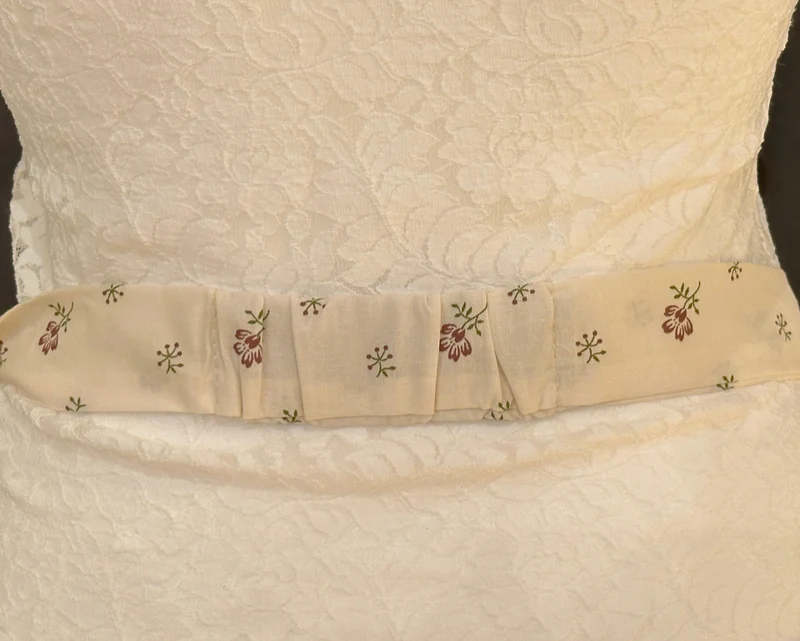 Dirndlschürze Goldstich creme Muster 65cm