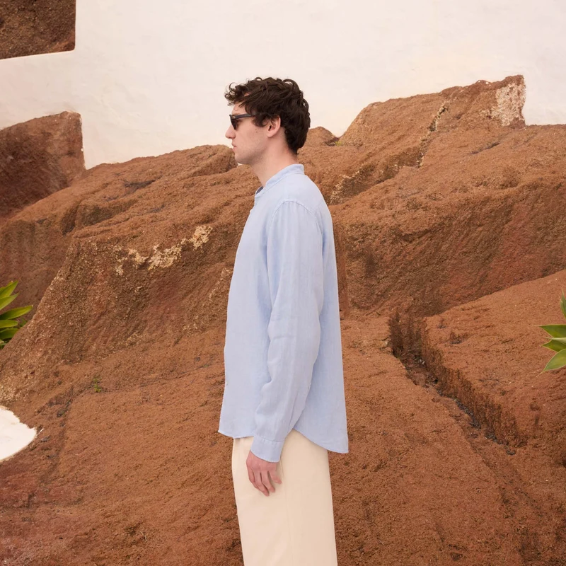 Chemise en lin bleu clair