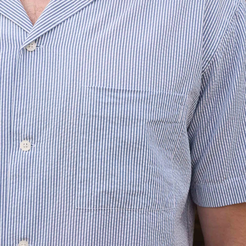 Chemise à manches courtes en seersucker blanc à rayures bleues