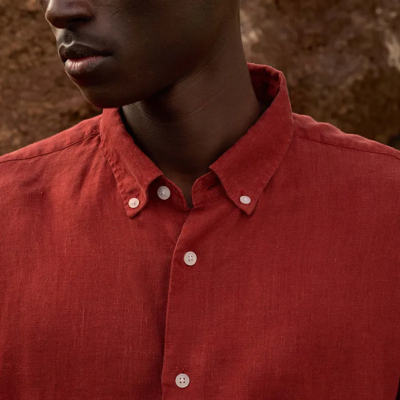 Chemise en lin rouge carmin