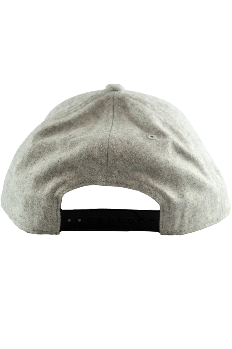 Unisex Cap aus Flanell mit Edelweiß-Stickerei - hellgrau