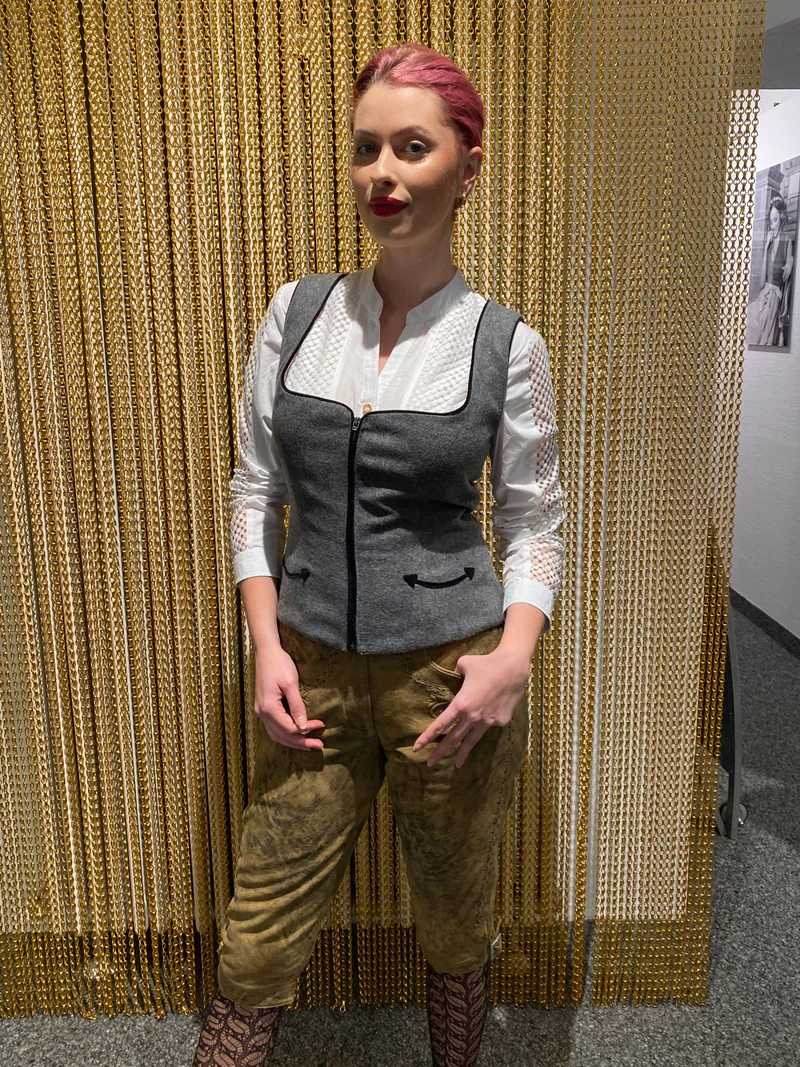 Kniebundlederhose Damen Almsach braun schwarze Stickerei