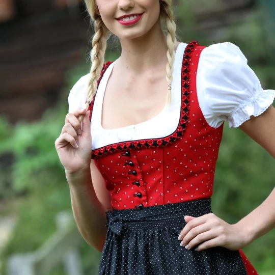 Dirndl Tirolerin aus der "Hoamat" Kollektion von Wenger