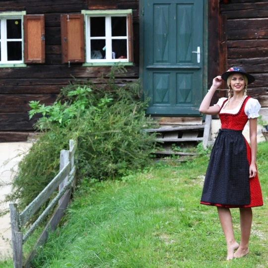 Dirndl Tirolerin aus der "Hoamat" Kollektion von Wenger