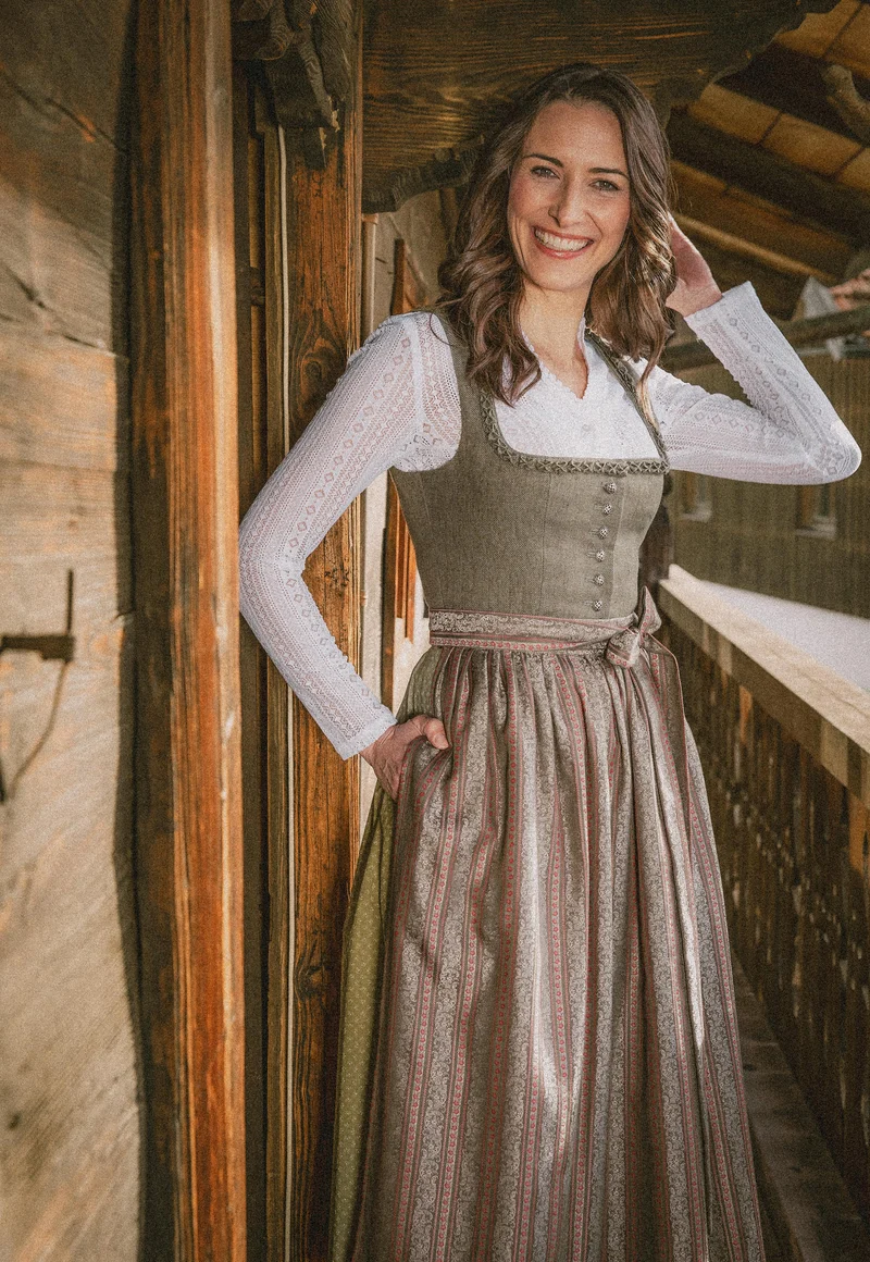 Dirndlbluse aus Spitzenstoff