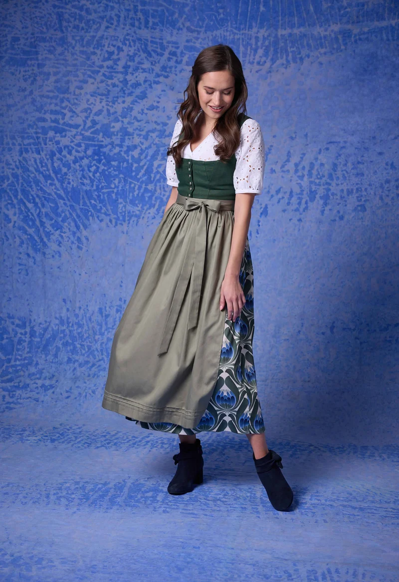 Lochmusterbluse mit Wellenpaspel & Halbarm