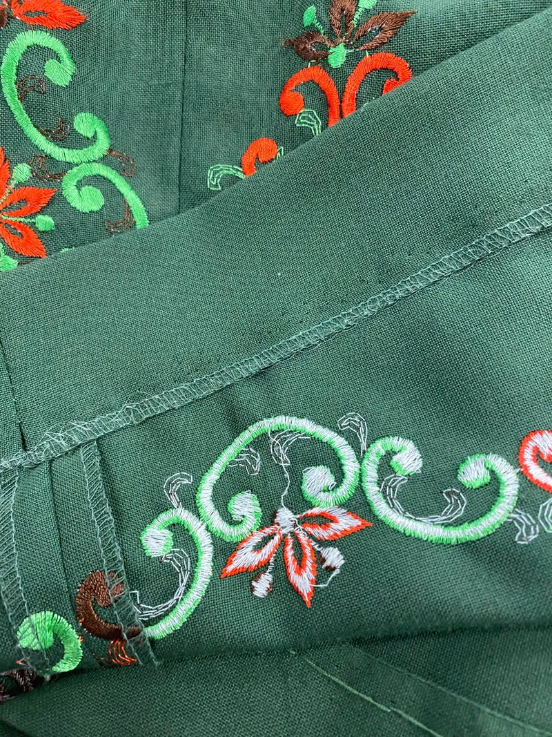 Vintage Dirndl Grün Bestickt mit roter Schürze – Gr. 48
