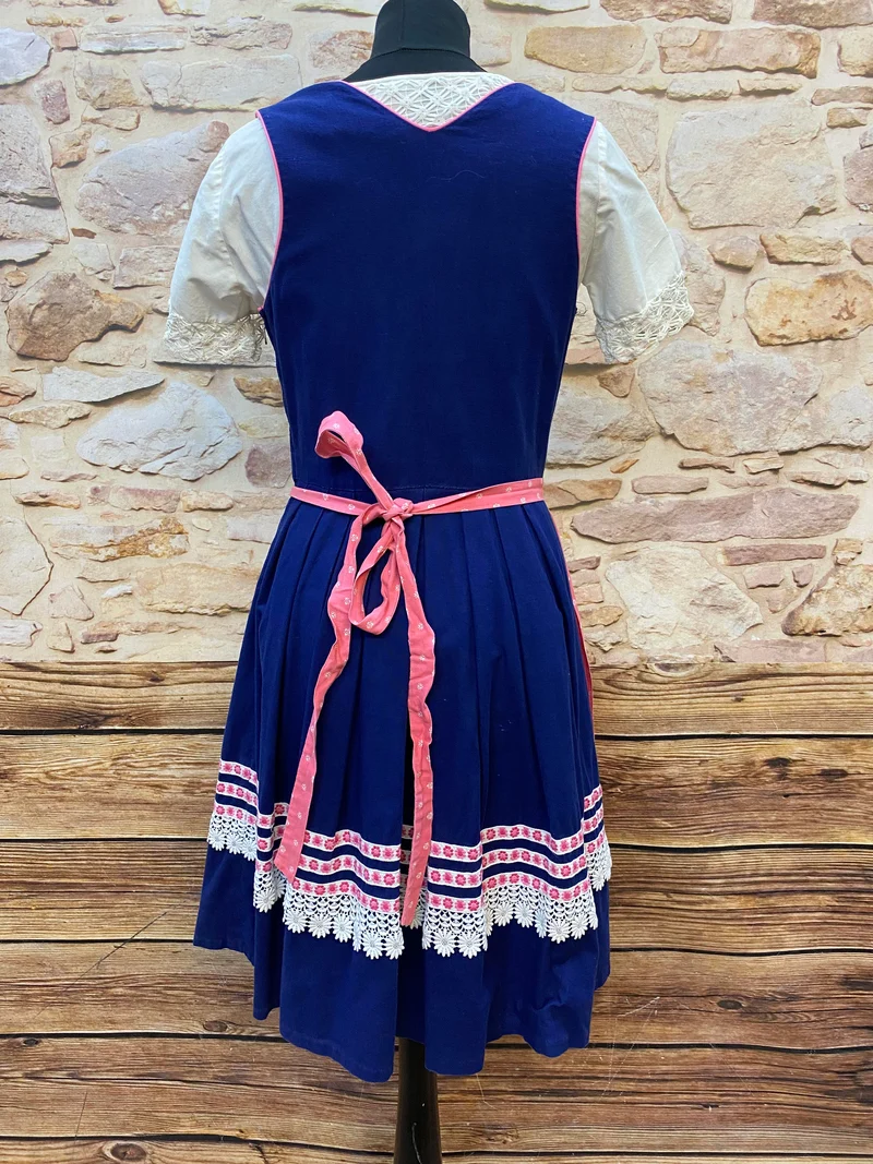 Vintage Salzburger Dirndl Gr. 36 – Blau mit Schnürung, Bluse & rosa Schürze