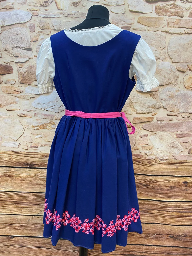 Vintage Dirndl Gr. 42 Blau mit Rosenstickerei, Bluse & pinker Schürze