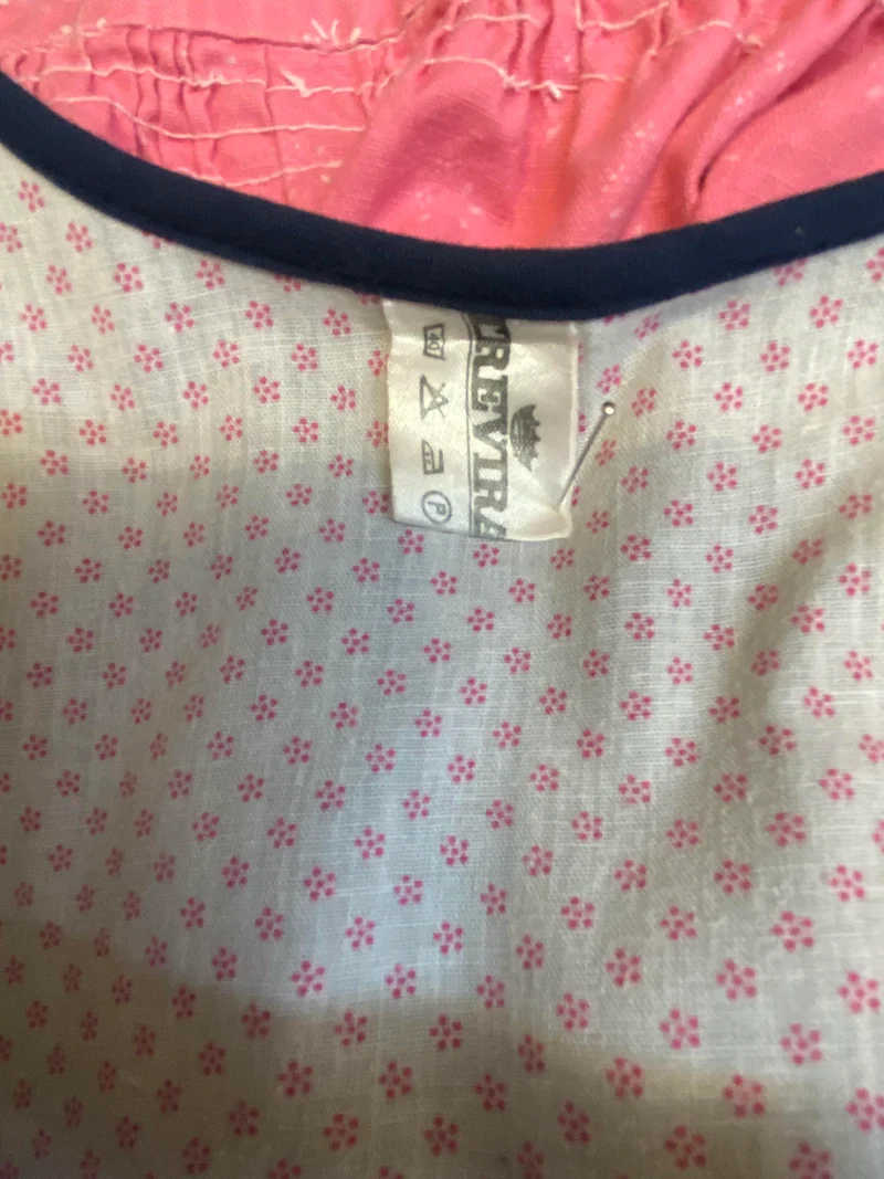 Vintage Dirndl Gr. 40 dunkelblau mit Rosenstickerei, Bluse & rosa Schürze