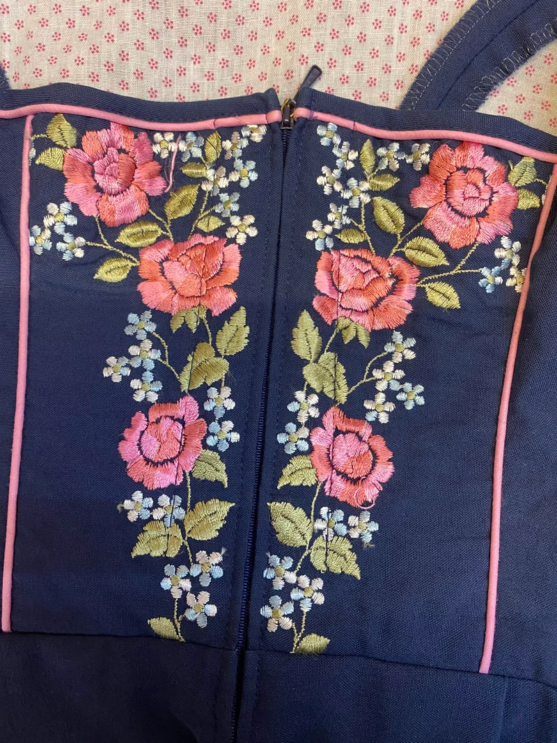 Vintage Dirndl Gr. 40 dunkelblau mit Rosenstickerei, Bluse & rosa Schürze