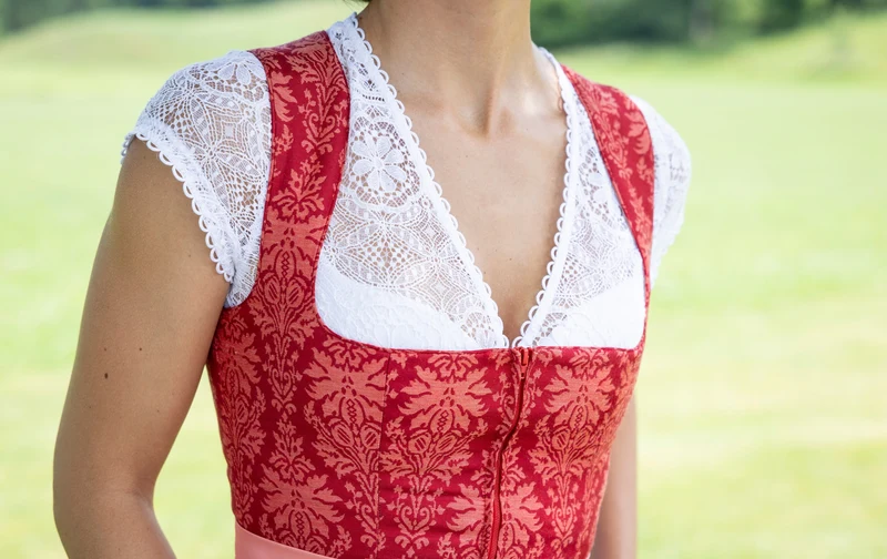 Feine Spitzen-Dirndlbluse mit tiefem V-Ausschnitt