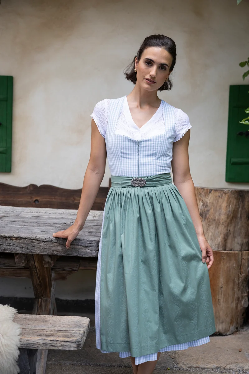Dirndlbluse aus Streifen-Spitze mit V-Ausschnitt