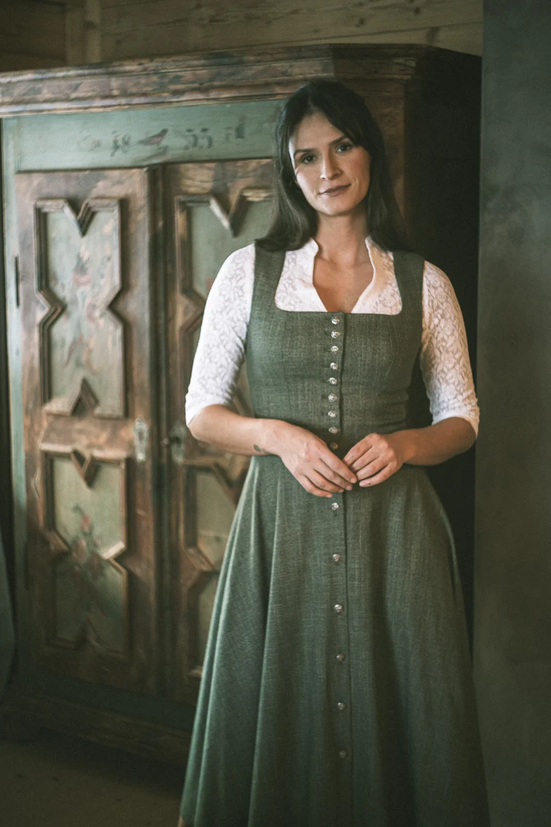 Spitzen-Dirndlbluse mit V-Ausschnitt & Stretch
