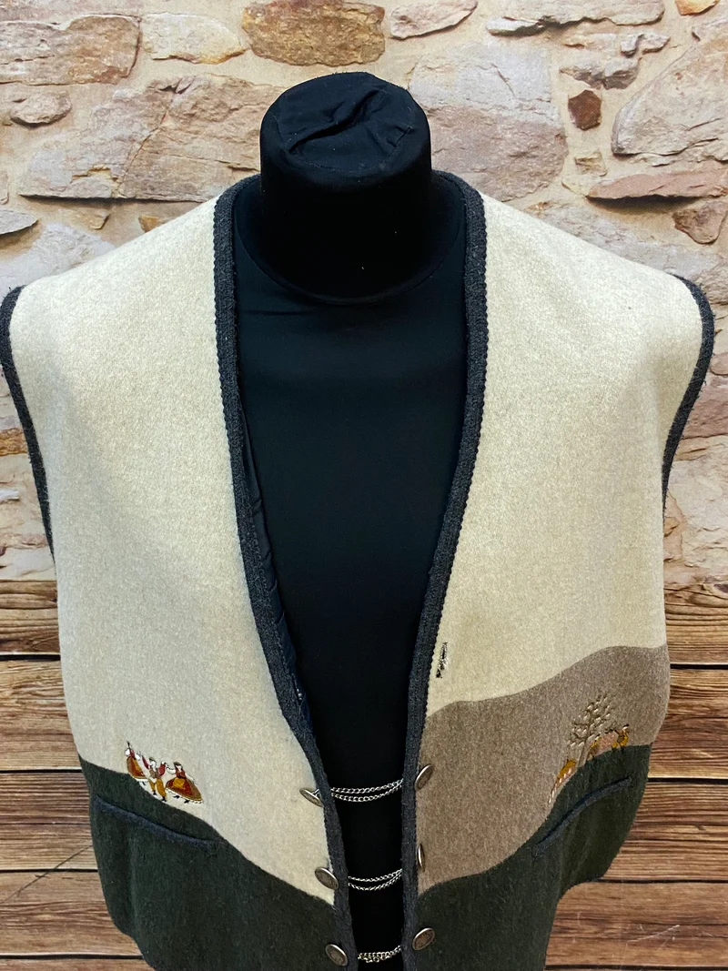 Trachtenweste Wolle beige grün Vintage mit Stickerei & Kette
