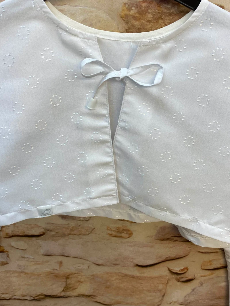 Kommunion Bolero Mädchen Weiß – festliche Jacke mit feinem Muster Gr. 152
