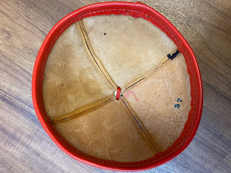 Vintage Lederkappe Schweiz – Rot Schwarz mit Kreuz Applikation