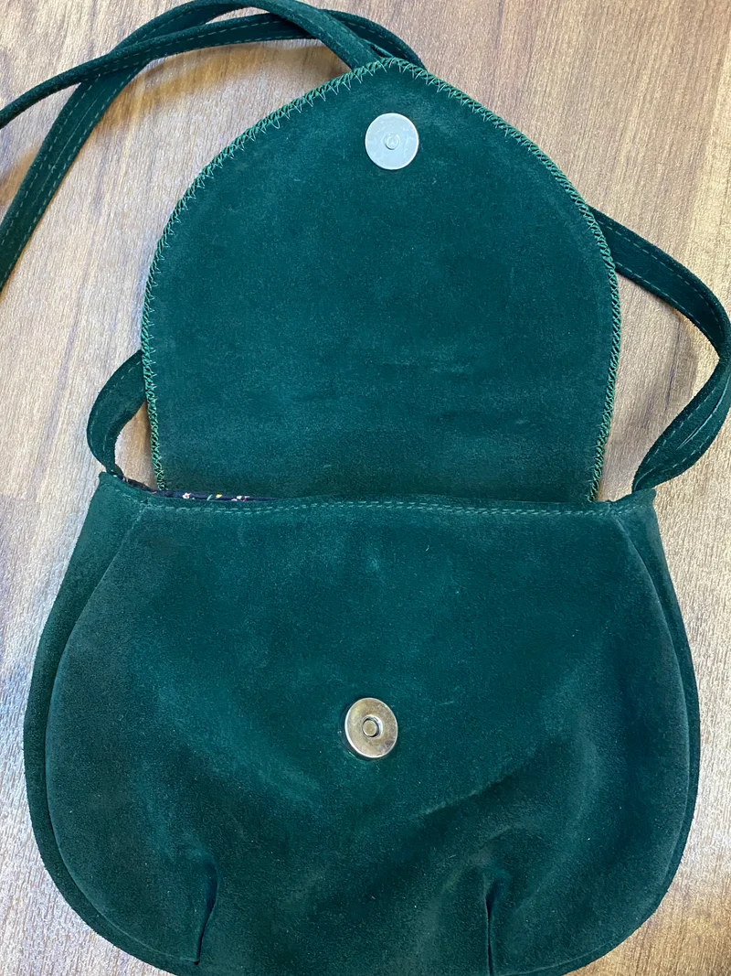 Vintage Dirndltasche dunkelgrün aus Wildleder mit Entenmotiv