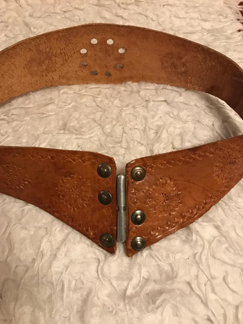 Antiker brauner Damen Ledergürtel gestanzt, Vintage Miedergürtel