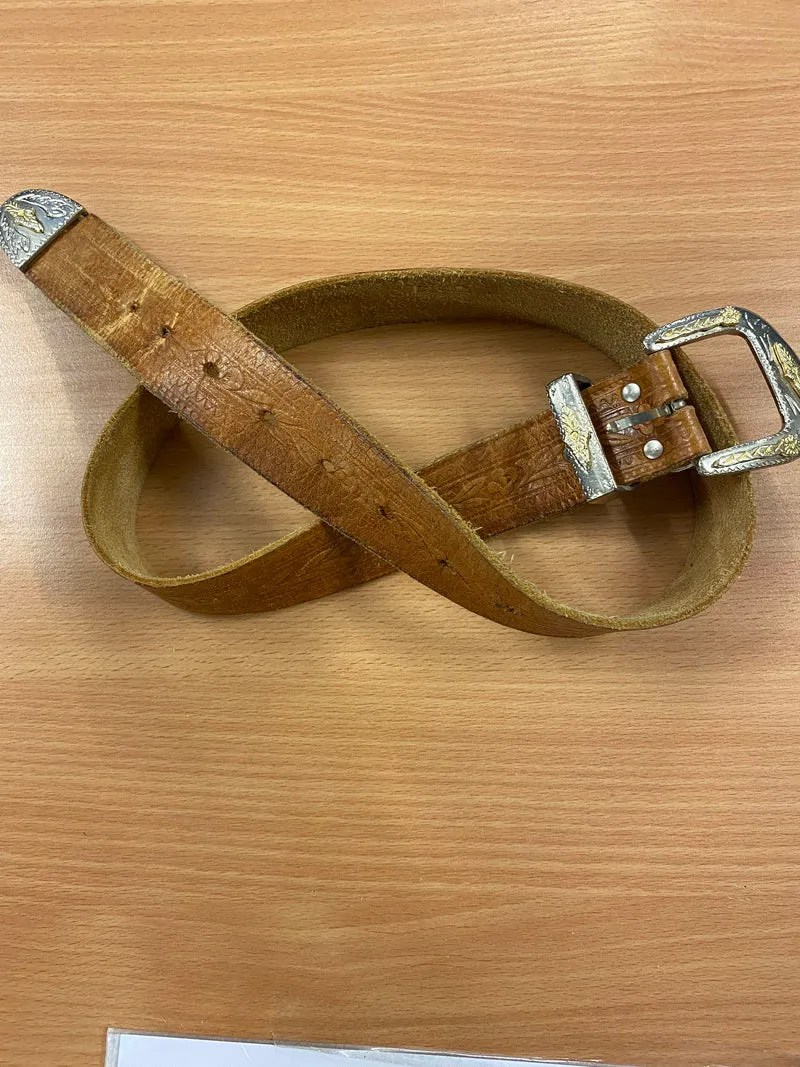 Vintage-Gürtel aus Echtleder mit Verzierten Metallschnallen