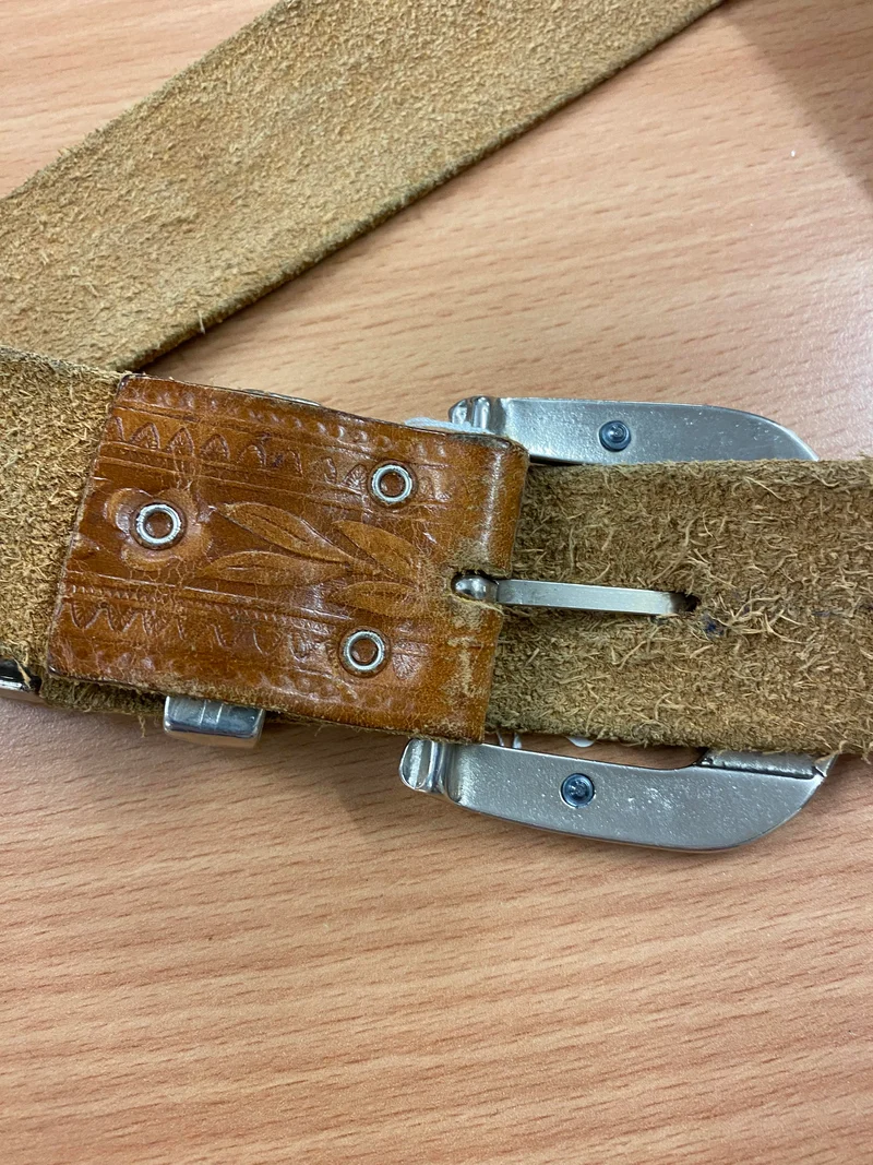 Vintage-Gürtel aus Echtleder mit Verzierten Metallschnallen