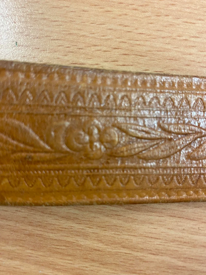 Vintage-Gürtel aus Echtleder mit Verzierten Metallschnallen