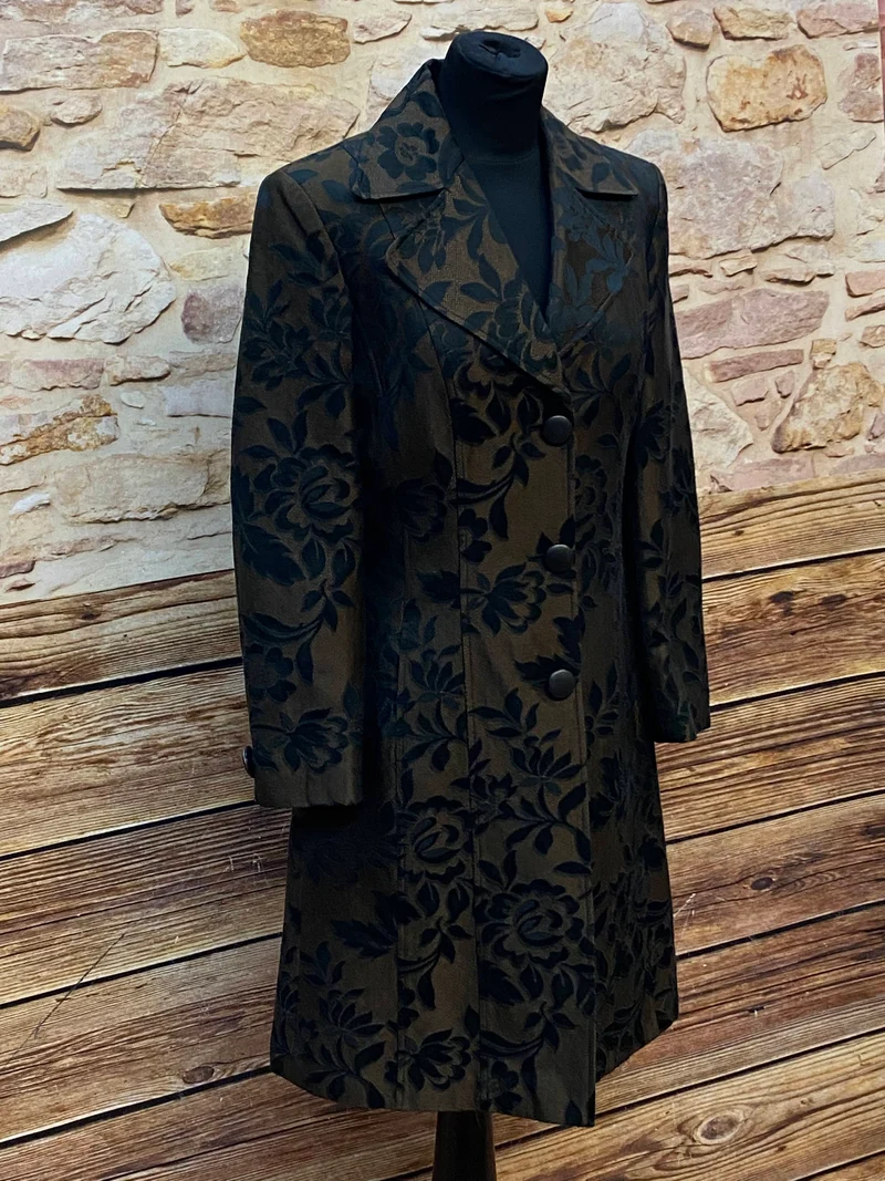 Stilvoller Damen-Mantel mit floralen Mustern – Größe 38