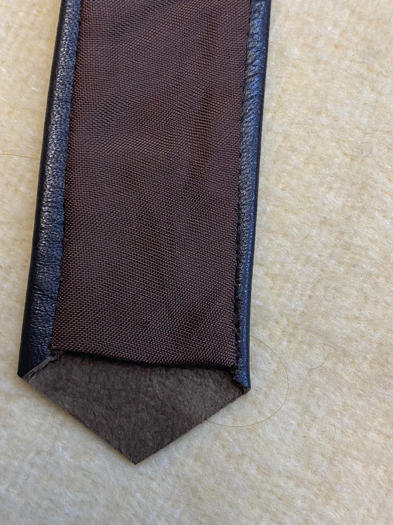 Dunkelrote Vintage Lederkrawatte