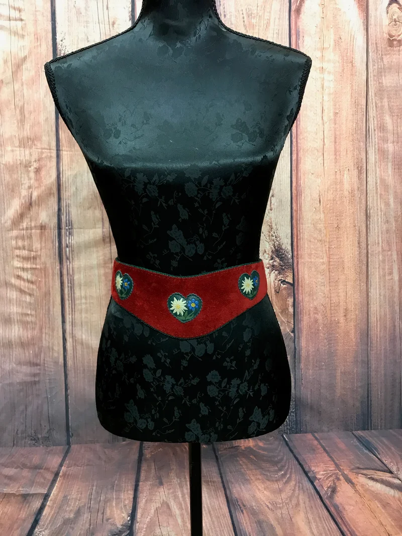 Roter Trachtengürtel mit Edelweiß-Applikationen – Damen | 85–95 cm | Mit grünem Rand