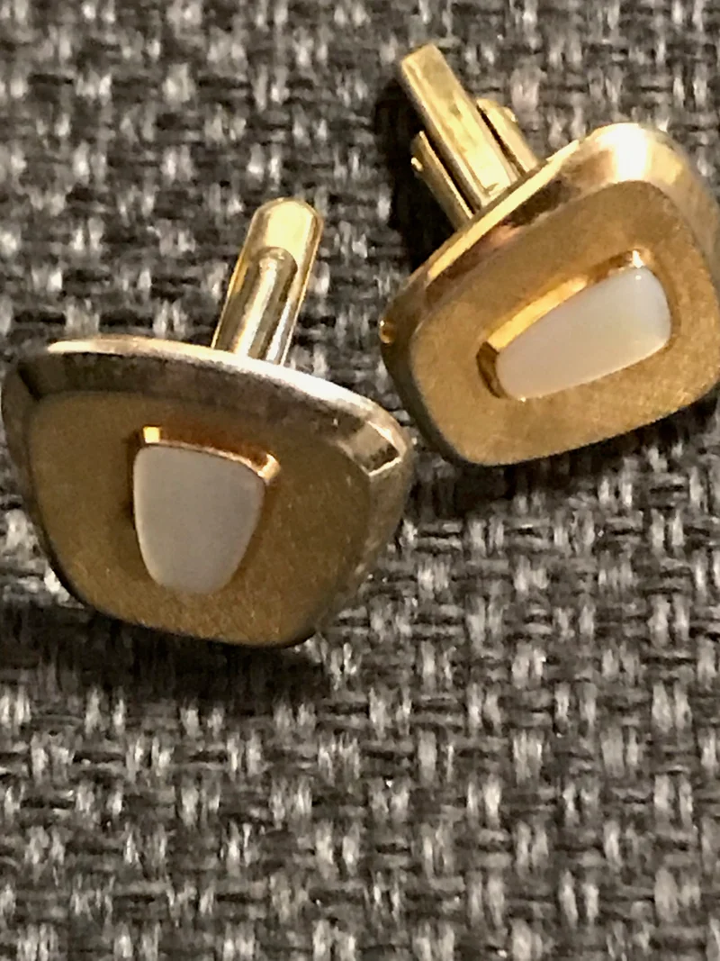 Vintage Manschettenknöpfe Gold mit Perlmutt – elegante Herren Accessoires im Retro Stil