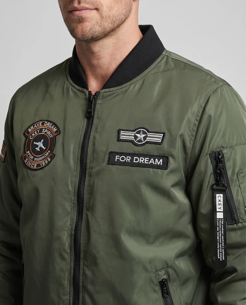 Herren Bomberjacke im Aviator-Style mit Badge‑Patches, Ärmeltasche und wärmender Steppfüllung Nord Taschen