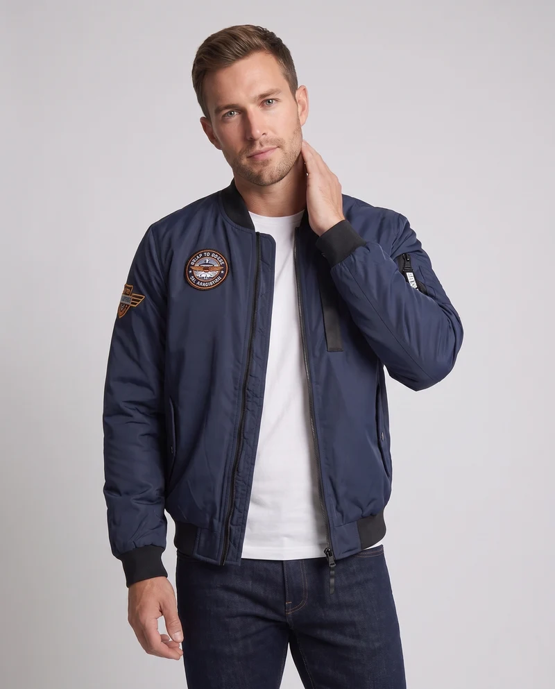 Herren Bomberjacke im Aviatorstil mit gestepptem Thermofutter, Stickpatches und Ärmeltasche Nord Taschen