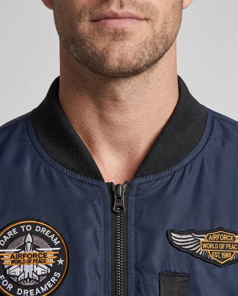 Herren Bomberjacke im Aviatorstil mit gestepptem Thermofutter, Stickpatches und Ärmeltasche Nord Taschen