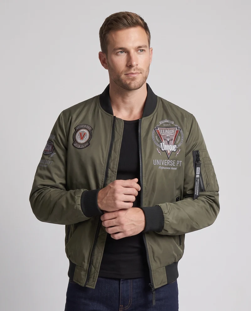 Herren Leichte Nylon-Bomberjacke mit Badge‑Prints, Ärmeltasche und gesteppter Thermofütterung Nord Taschen