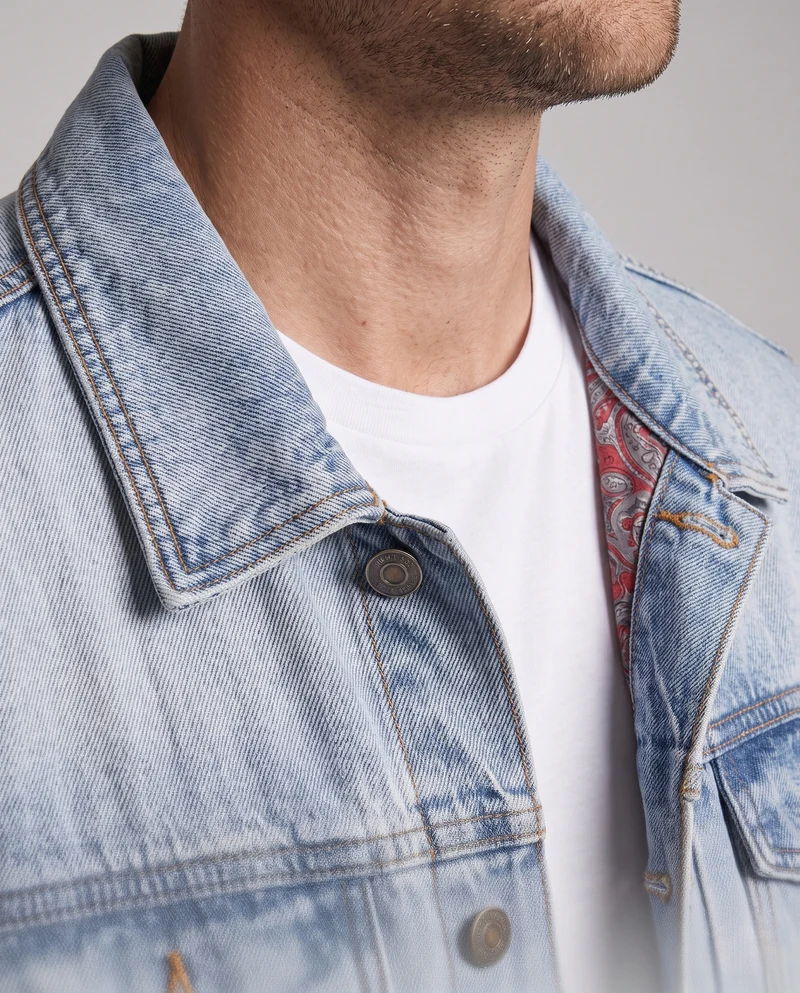Herren lässige Denim‑Truckerjacke mit Paisley‑Innenfutter und geradem Schnitt Nord Taschen