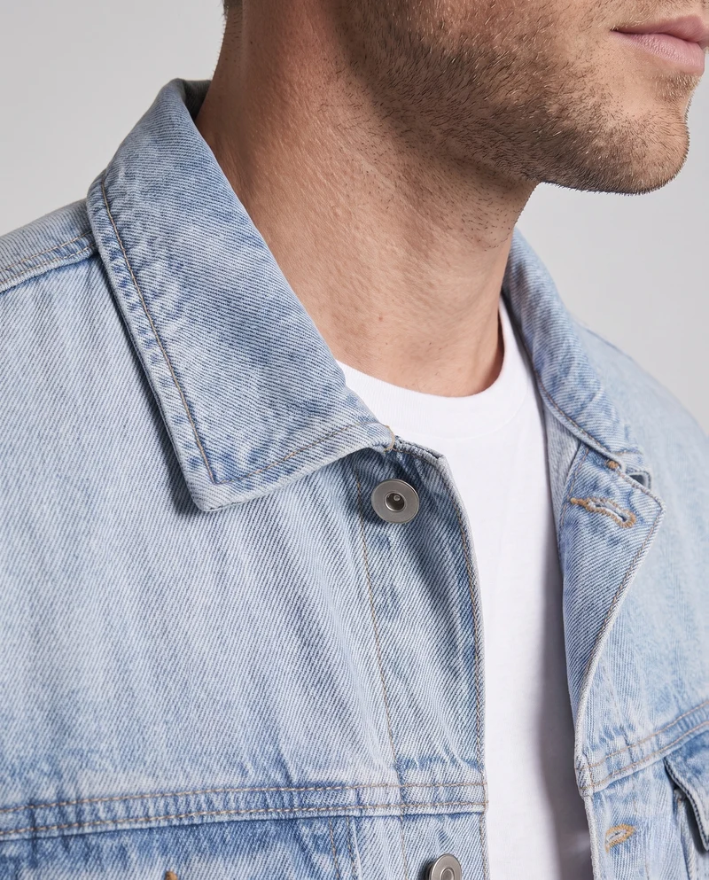 Herren Klassische Trucker-Denimjacke im Regular-Fit mit aufgesetzten Pattentaschen und leichter Used-Waschung Nord Taschen
