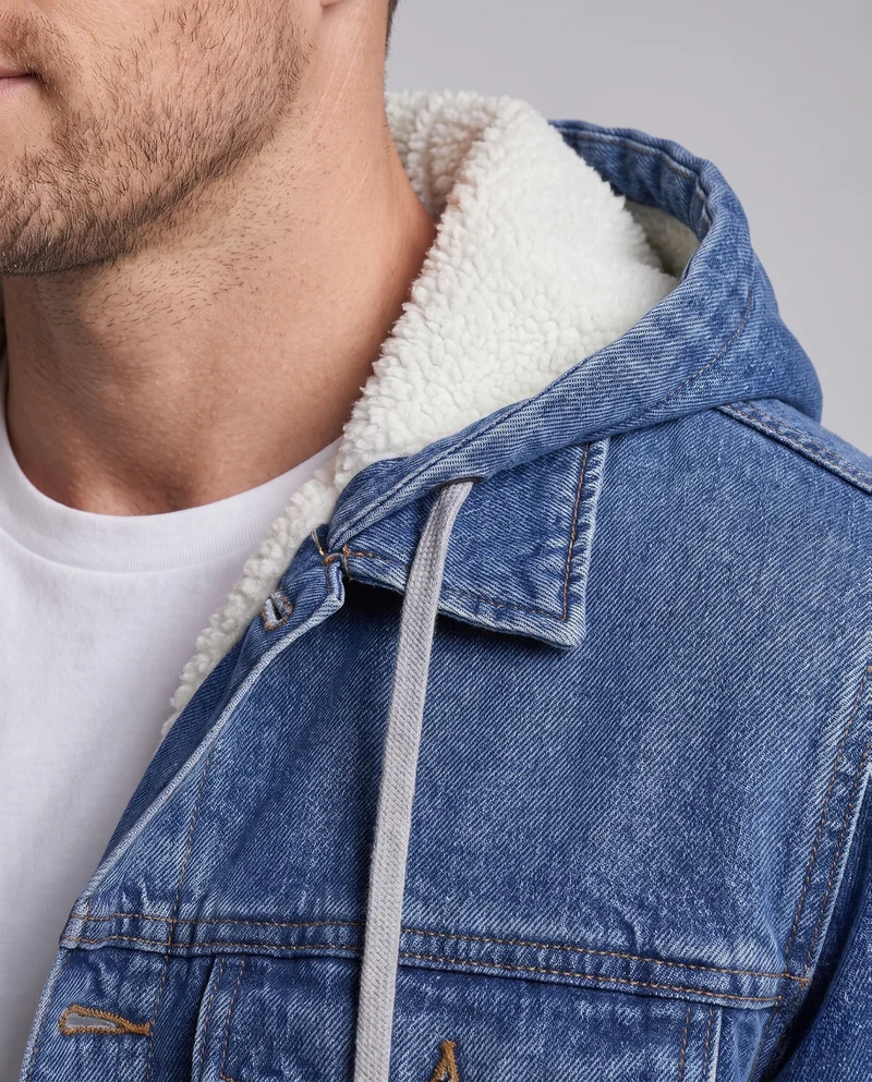 Herren Gefütterte Denim‑Truckerjacke mit Teddyfutter und angesetzter Kapuze Nord Taschen
