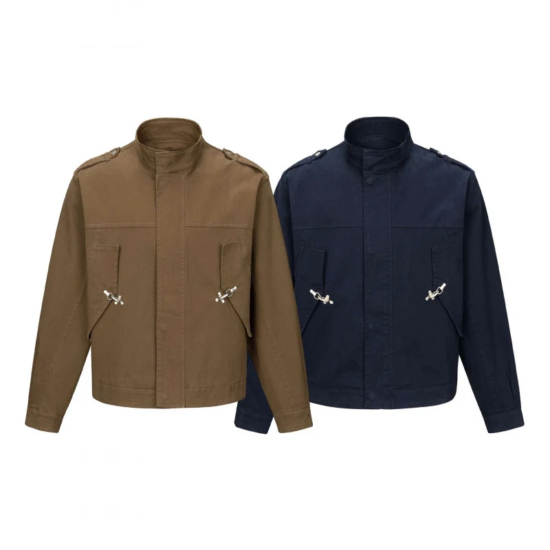 Herren Kurz geschnittene Field‑Jacke aus Baumwoll‑Canvas mit Stehkragen, Schulterklappen und verstellbaren Pattentaschen Nord Taschen