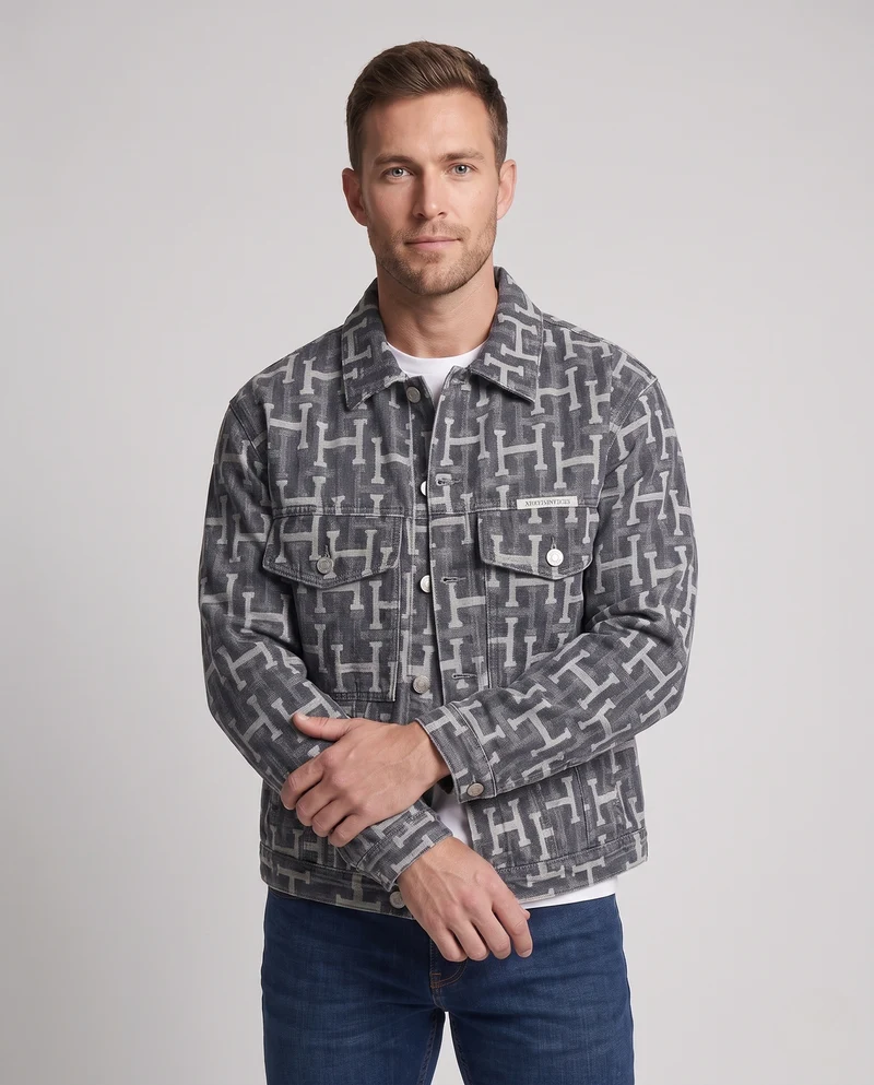 Herren Boxy-Denimjacke mit Allover‑Logoprint, Brustklappen und verstellbarem Saum Nord Taschen