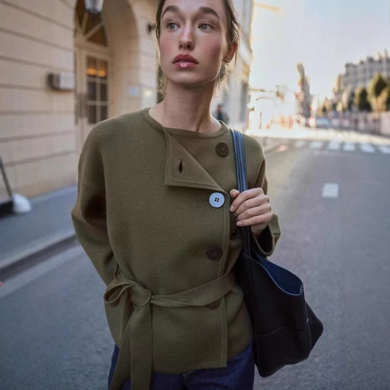 Damen Strickjacke mit asymmetrischer Knopfblende und Taillengürtel Nord Taschen