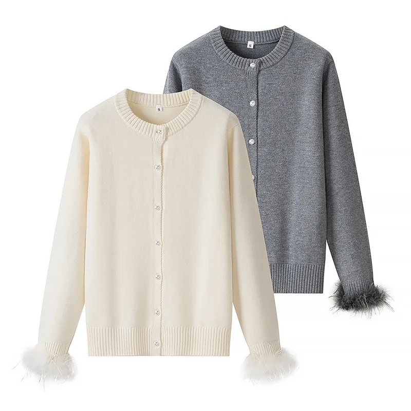 Damen Strickcardigan mit Perlenknöpfen und federbesetzten Ärmelbündchen Nord Taschen
